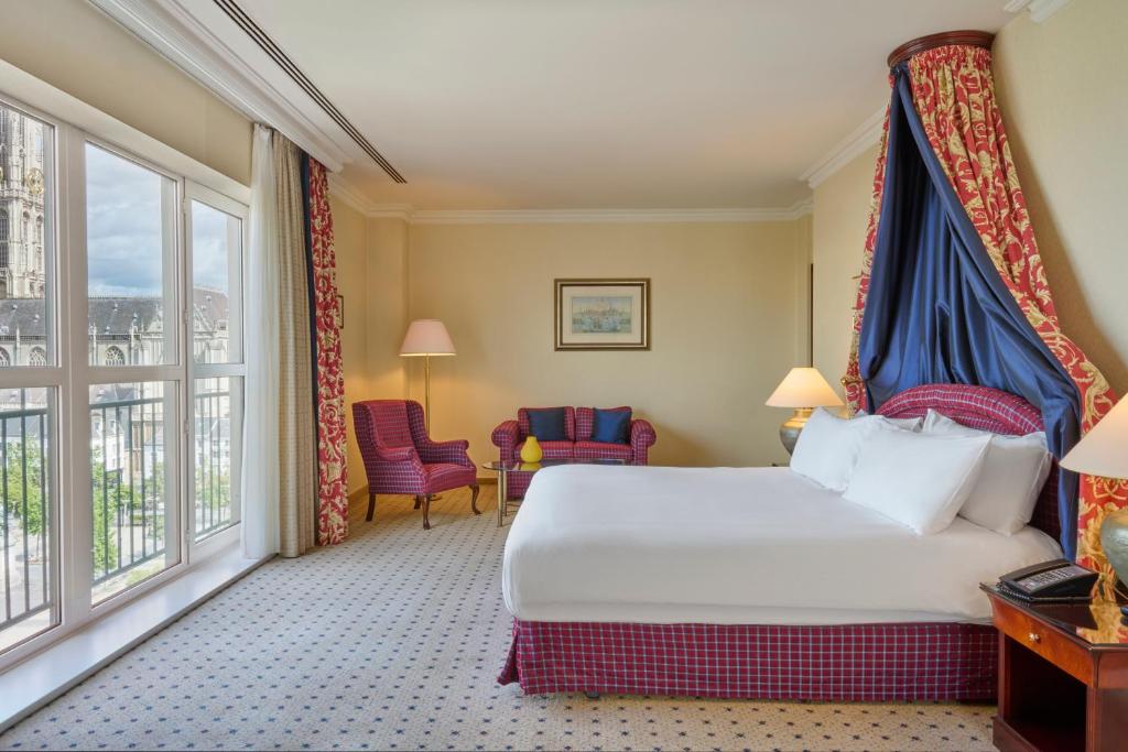 Postel nebo postele na pokoji v ubytování Hilton Antwerp Old Town