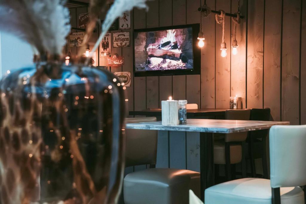 TV a/nebo společenská místnost v ubytování Parkhotel De Bosrand