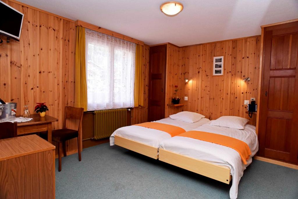 Postel nebo postele na pokoji v ubytování Hotel de la Poste Verbier
