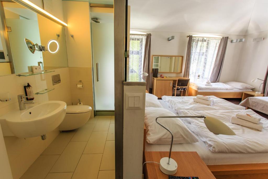 Posteľ alebo postele v izbe v ubytovaní Hotel Villa Nečas Žilina