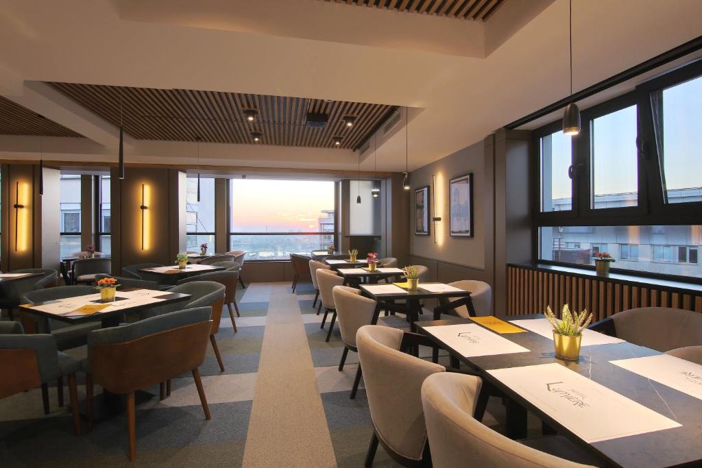 Restoran ili drugo mesto za obedovanje u objektu Lumière Hotel