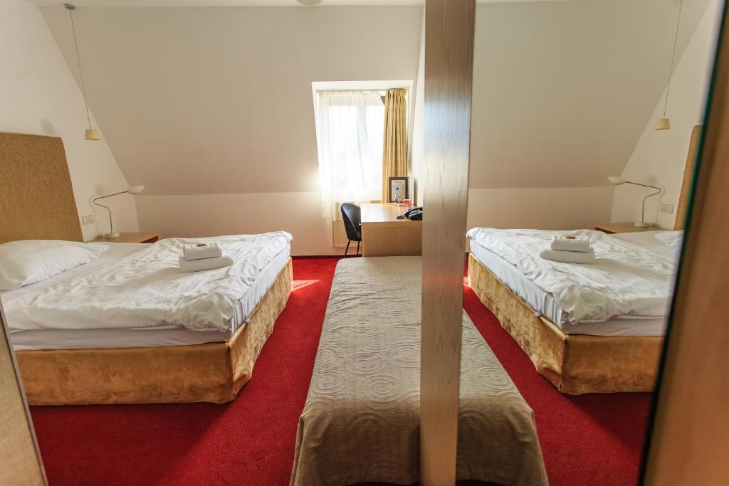 Posteľ alebo postele v izbe v ubytovaní Hotel Villa Nečas Žilina