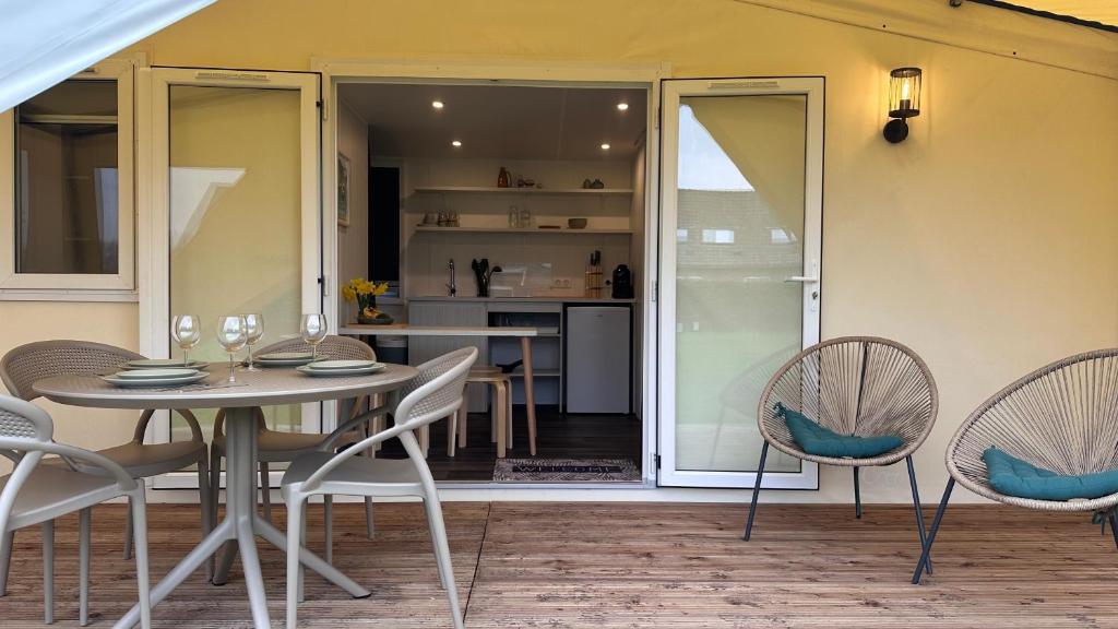 Kuchyň nebo kuchyňský kout v ubytování Glamping de Hof van Eeden