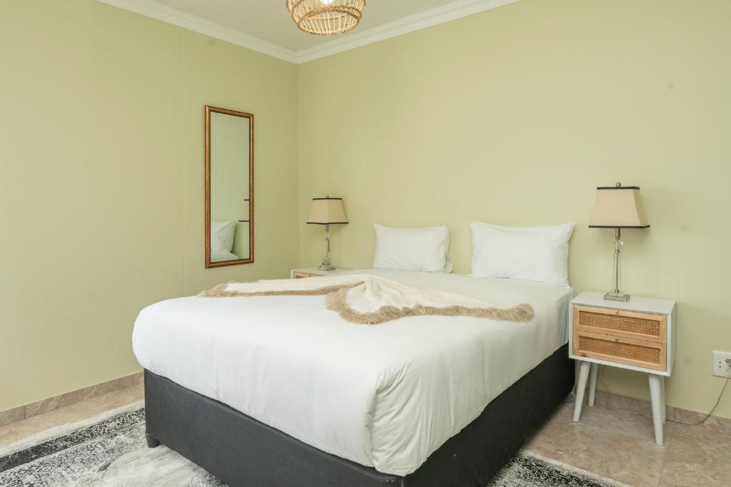Flatrock Apartments - Two-Bedroom Apartment With Mountain View