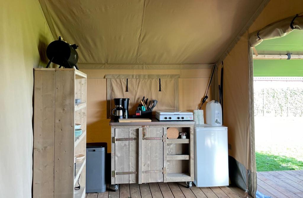 Kuchyň nebo kuchyňský kout v ubytování Glamping de Hof van Eeden