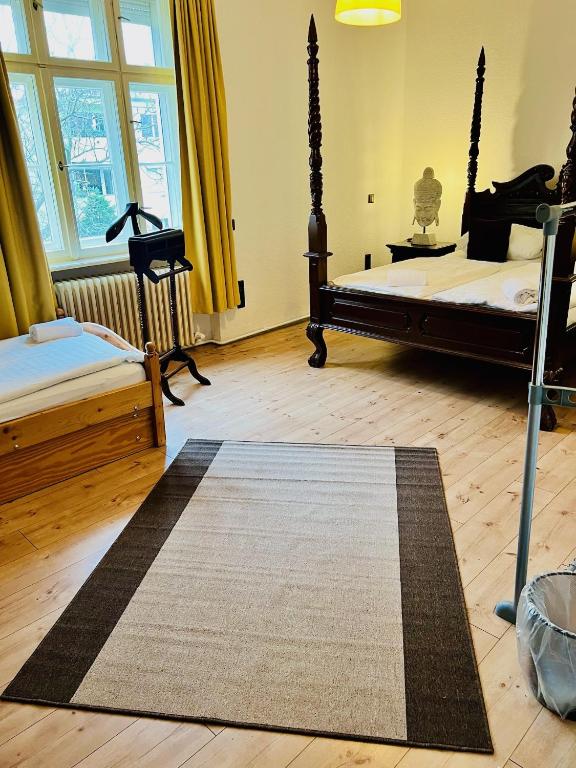 
Basic Triple Room with Shared Bathroom
