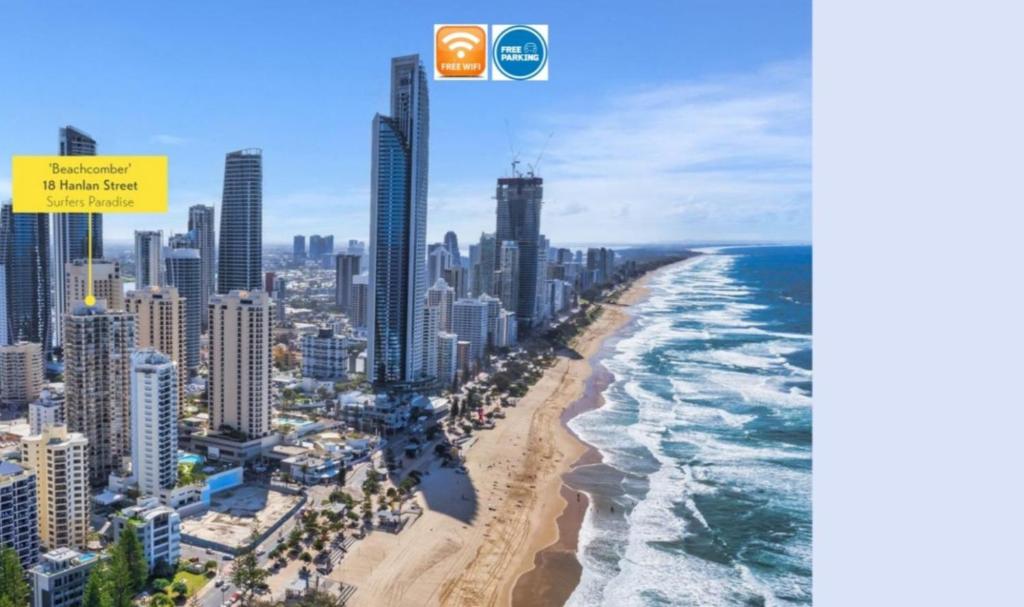 ゴールドコーストにあるBeachside Apartment in the Heart of Surfers Paradise - free parkingの海辺と市街の空中を望む