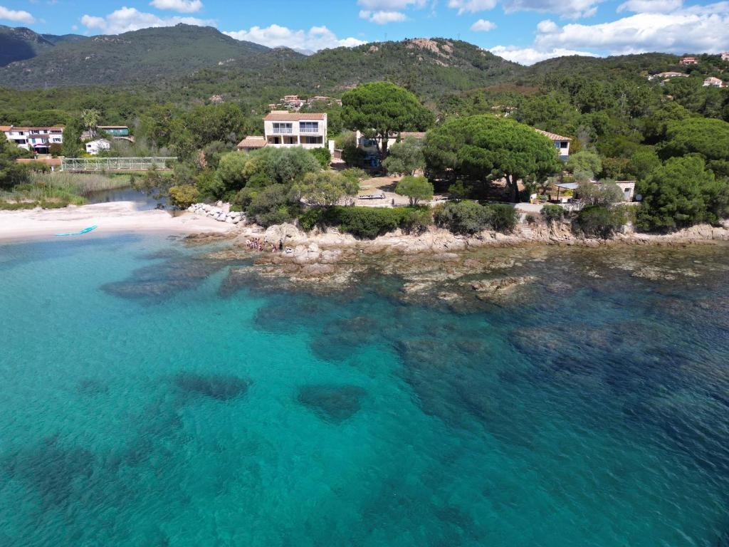 - une vue aérienne sur une plage avec une maison dans l'établissement Faounzina Village, à Favone