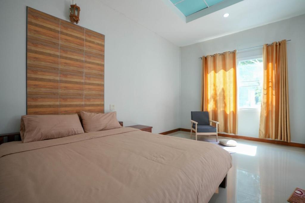Postel nebo postele na pokoji v ubytování บ้านอัคคนี-Baan AUCKANEE