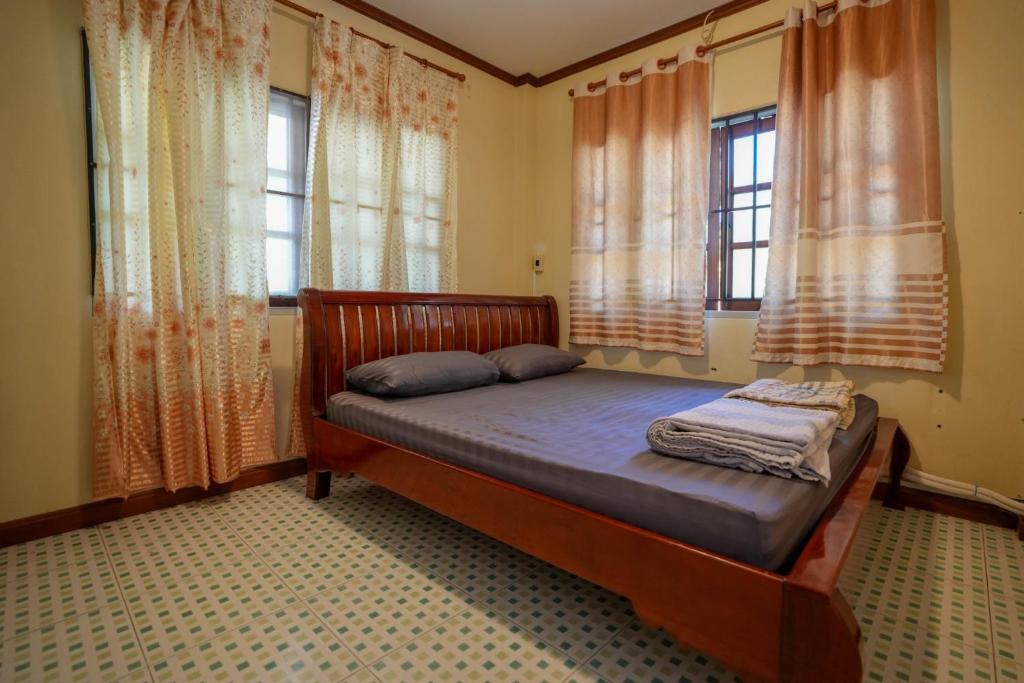 Postel nebo postele na pokoji v ubytování บ้านอัคคนี-Baan AUCKANEE