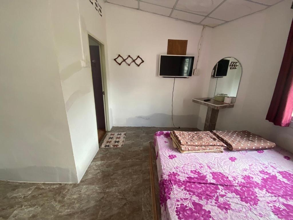 Postel nebo postele na pokoji v ubytování บ้านอัคคนี-Baan AUCKANEE
