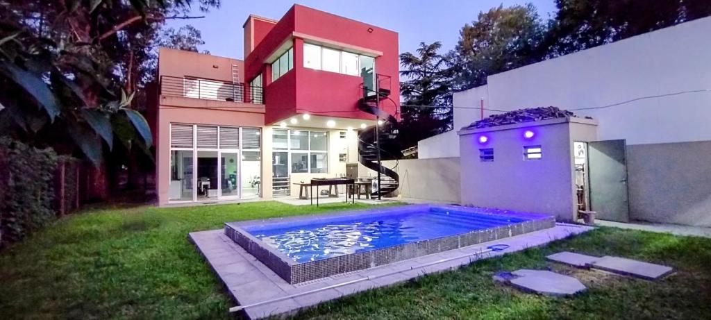 a house with a swimming pool in the yard at Ilusión in Chascomús