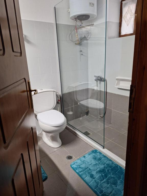Koupelna v ubytování Potamolithos Suites