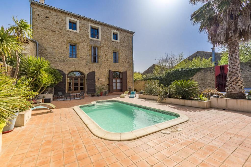 Bazén v ubytování Maison Dix Chambres d'hôtes et Espace SPA Bien être nebo v jeho okolí