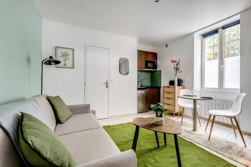 un salon avec un canapé et une table dans l'établissement Montmartre l Center & Historic Sacré-Coeur, à Paris