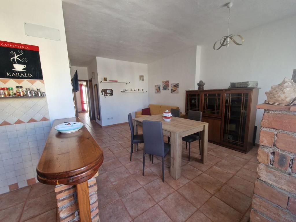 a kitchen and dining room with a table and chairs at Casa Marina in Tortolì