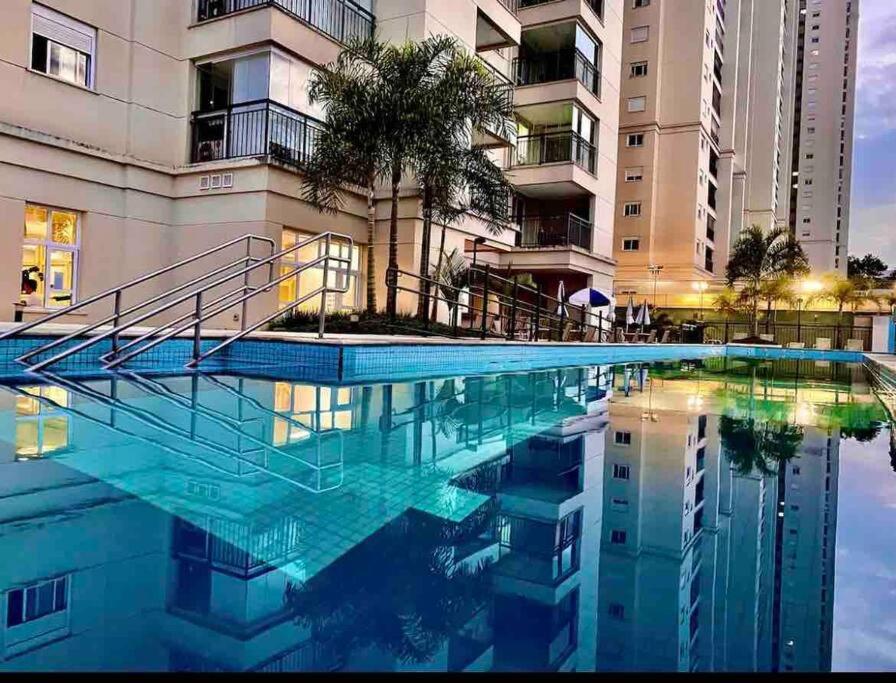 Bazén v ubytování Apto novo e planejado em Condomínio Alto Padrão nebo v jeho okolí