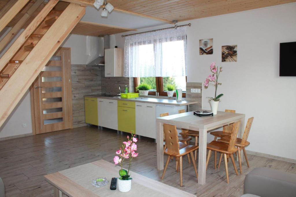 Willa RAJBI في شتوروك: مطبخ وغرفة طعام مع طاولة وغرفة طعام