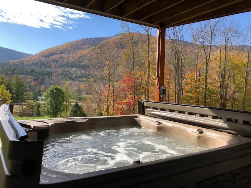 Nespecifikovaný výhled na hory nebo výhled na hory při pohledu z prázdninového domu