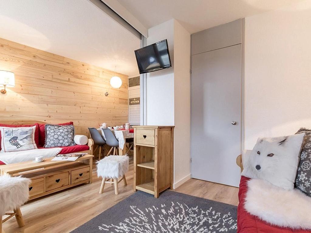 un salon avec un canapé et une table dans l'établissement Appartement Montagne Rénové - Balcon, Parking, Proche Pistes, Commerces et Navettes - FR-1-344-800, aux Menuires
