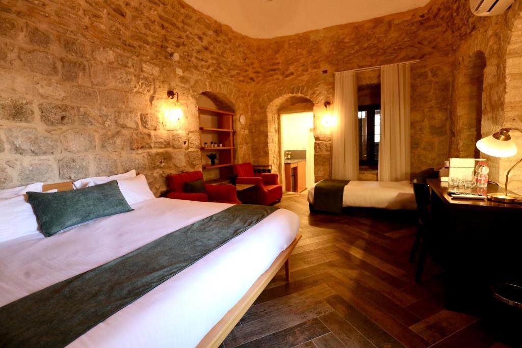 Postel nebo postele na pokoji v ubytování Petrakis Inn