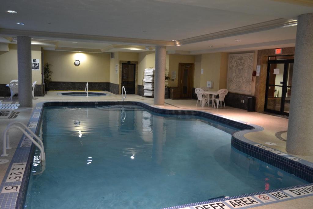 Bazén v ubytování Radisson Hotel Toronto Airport West nebo v jeho okolí