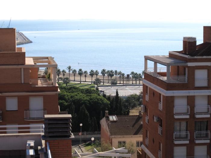 vistas al océano desde un edificio en Apartamento San Carlos, en Sant Carles de la Ràpita