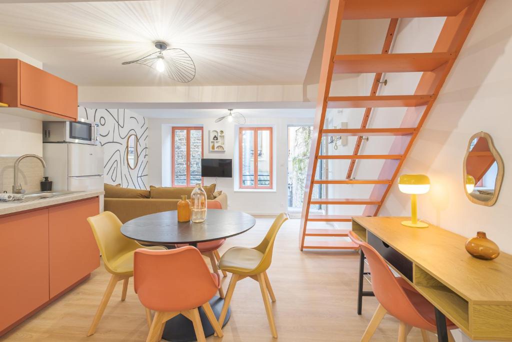 Una cocina y una sala de estar con mesa y sillas. en "Côte d'eau" Au cœur de la vieille ville - Appartements, en Boulogne-sur-Mer