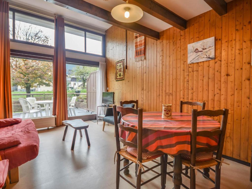 a dining room with a table and chairs at Studio Duplex Centre-Station, Proche Pistes, Terrasse, 5 Pers. - FR-1-684-27 in Morzine