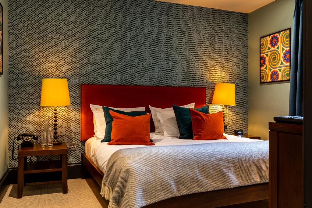 Fox and Anchor - Suite