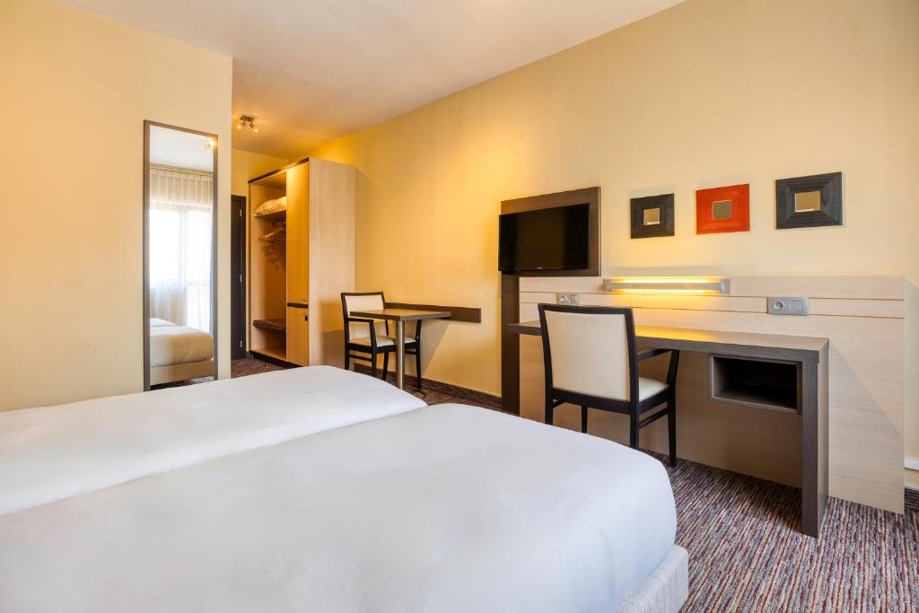 Postel nebo postele na pokoji v ubytování B&B HOTEL Mons Centre