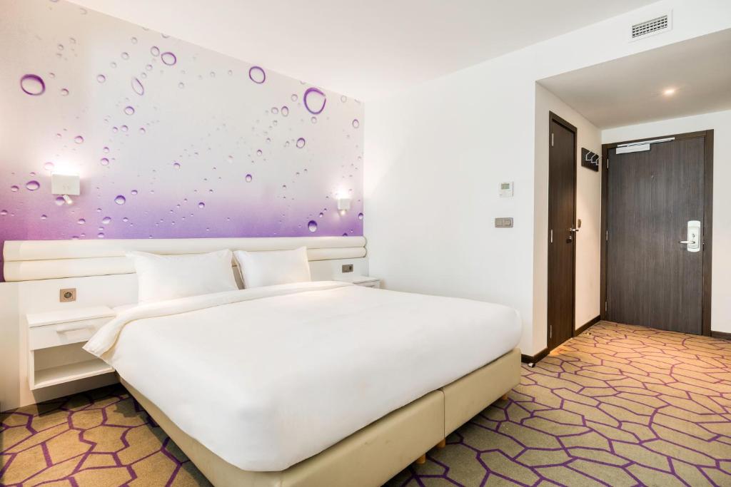 Postel nebo postele na pokoji v ubytování B&B HOTEL Mons Centre