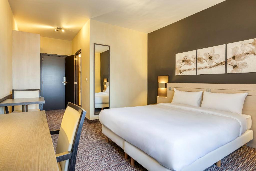 Postel nebo postele na pokoji v ubytování B&B HOTEL Mons Centre