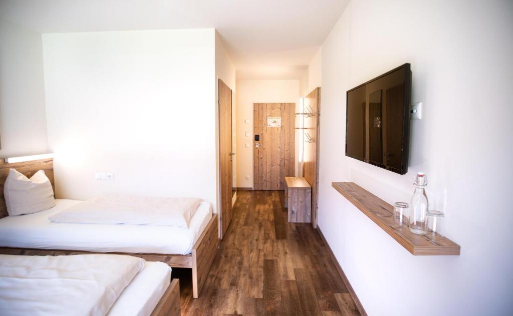Uma televisão e/ou sistema de entretenimento em COOEE alpin Hotel Dachstein