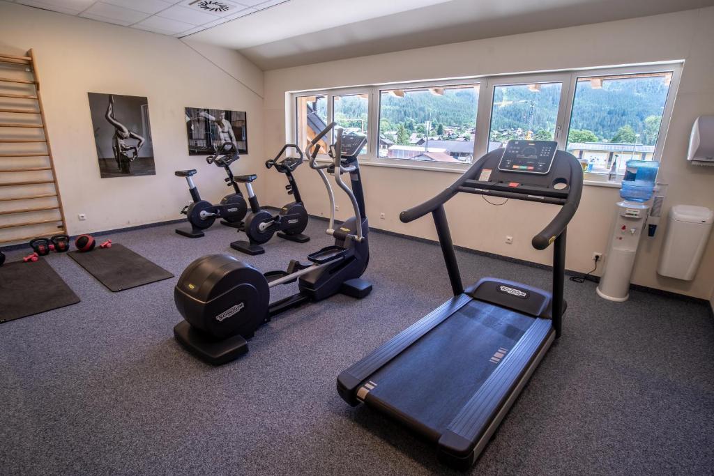 O centro de fitness e/ou as comodidades de fitness de COOEE alpin Hotel Dachstein