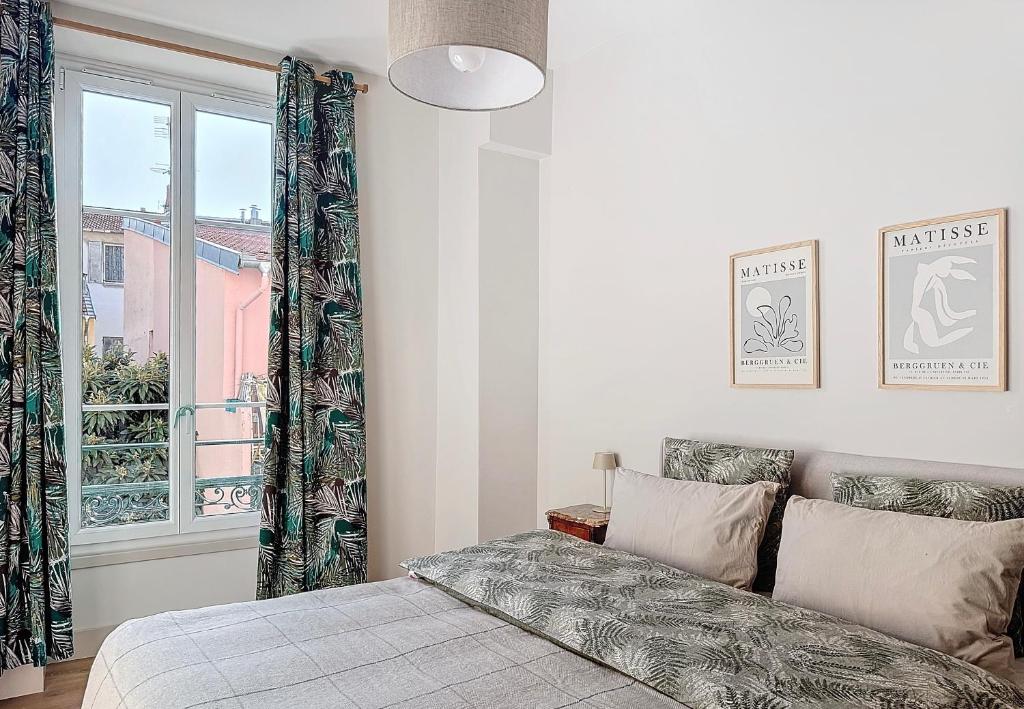 une chambre avec un lit et une fenêtre dans l'établissement Charming 2-Bedroom Retreat Near City Center with Excellent Transport Links, à Nice