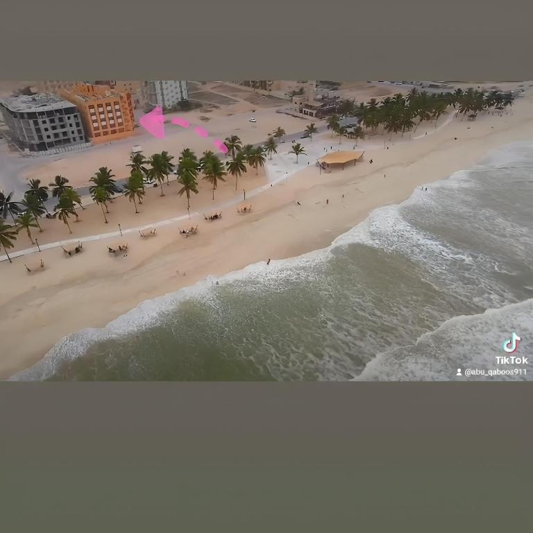 Beach Gem في صلالة: منظر جوي لشاطئ مع أشجار النخيل والمحيط