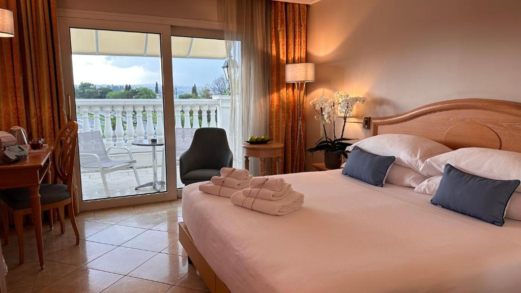Postel nebo postele na pokoji v ubytování Palace Hotel Desenzano