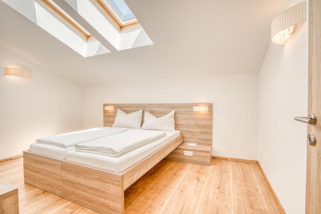Posteľ alebo postele v izbe v ubytovaní COOEE alpin Hotel Kitzbüheler Alpen
