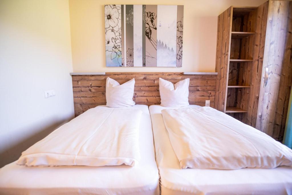 Uma cama ou camas num quarto em COOEE alpin Hotel Dachstein