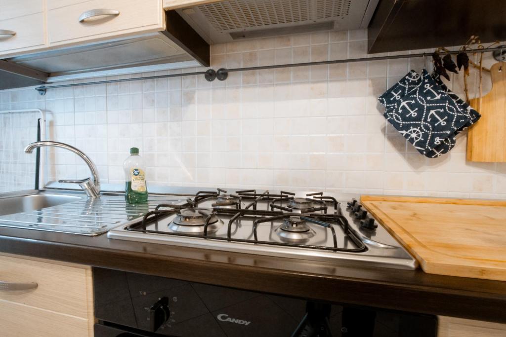 A kitchen or kitchenette at A 31 Passi dal Mare