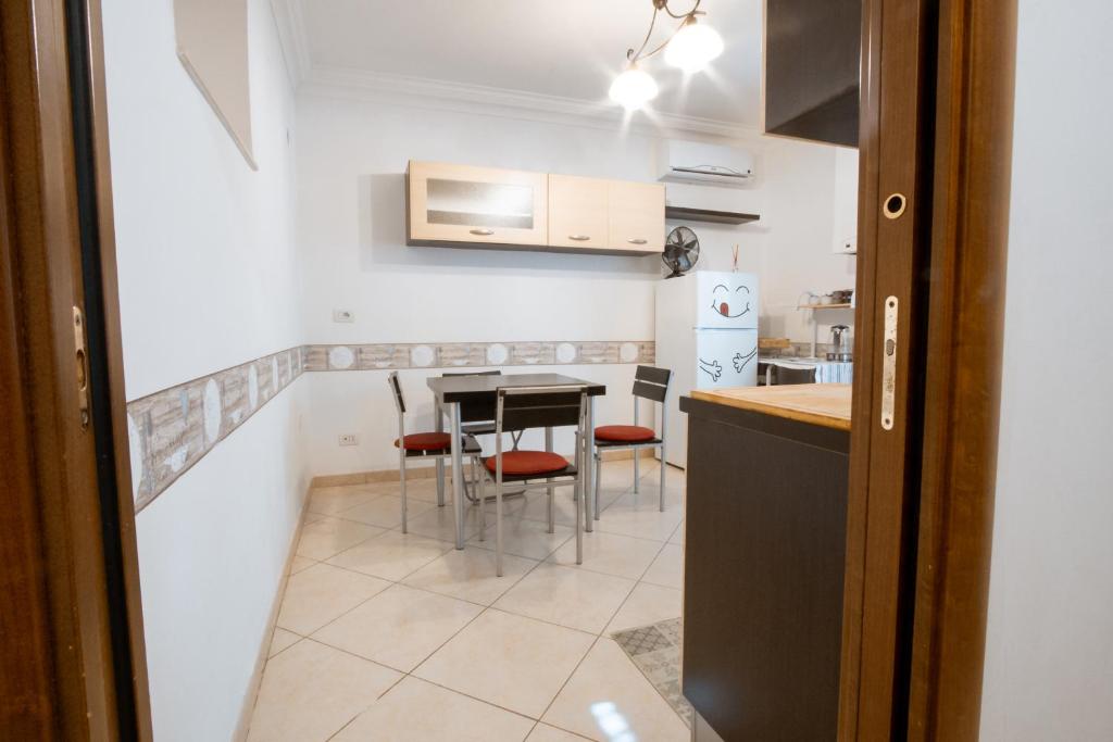 A kitchen or kitchenette at A 31 Passi dal Mare