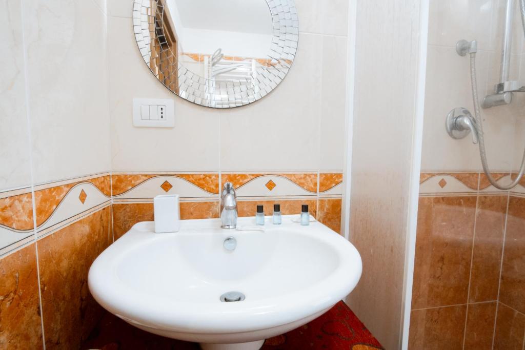 A bathroom at A 31 Passi dal Mare