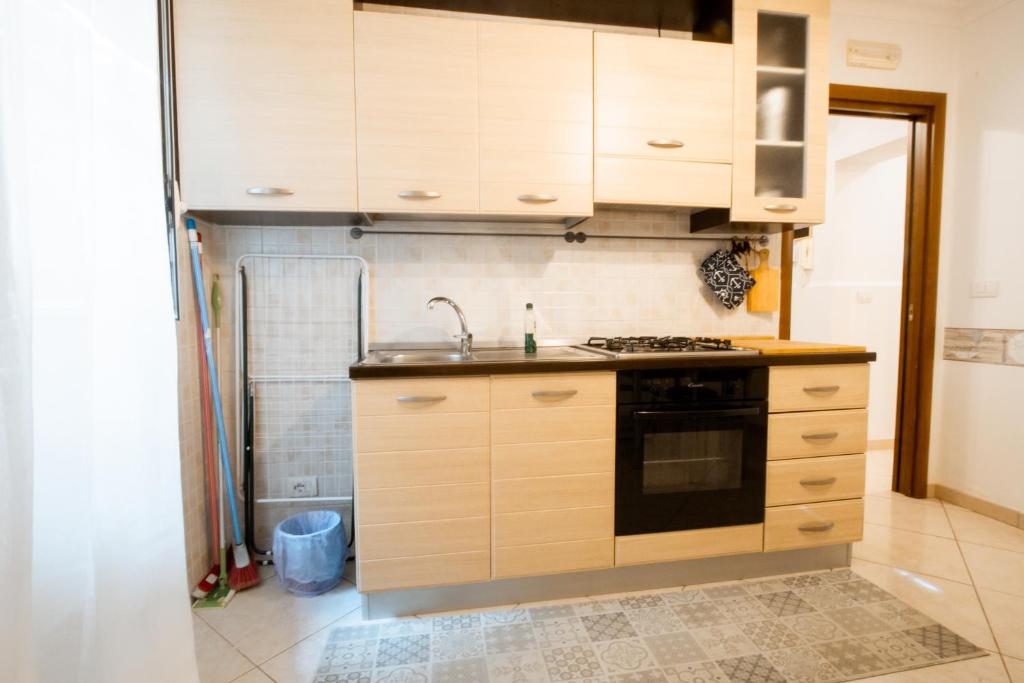 A kitchen or kitchenette at A 31 Passi dal Mare