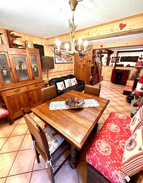 a living room with a wooden table and a couch at Le Grenier de Olga e Mario in Pré-Saint-Didier