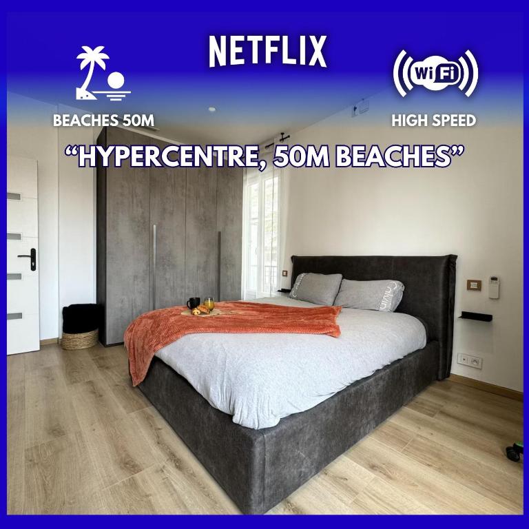 une chambre avec un grand lit avec une couverture orange dans l'établissement 1 Ch. Luxe Apt｜Cœur de Juan-les-Pins｜Plage à 50m, à Juan-les-Pins