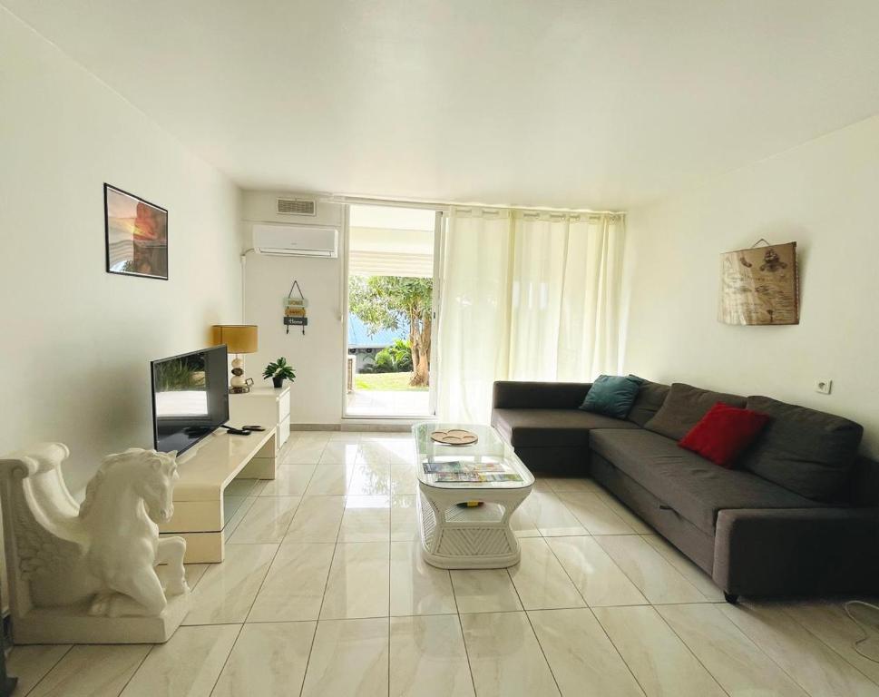 Studio face mer, piscine et plage par escalier