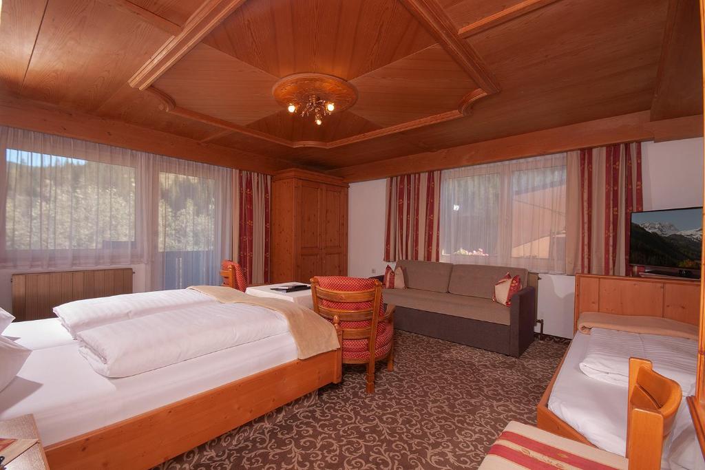 Postel nebo postele na pokoji v ubytování Gasthof Riederhof