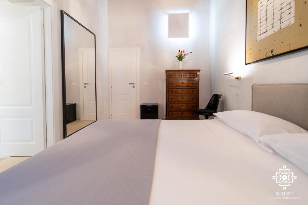 Postel nebo postele na pokoji v ubytování Casa Philomena - Noto Design Rooms