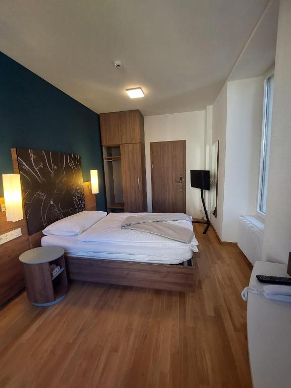 Postel nebo postele na pokoji v ubytování Hotel Post Glarnerhof